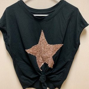 Cute knotted T-shirt with sequin gold star